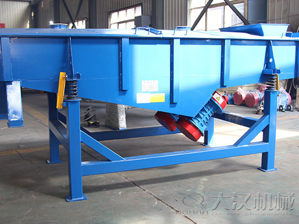 直線振動(dòng)篩相對比旋振篩，體積較大，但其輸送量也相對比較大，該產(chǎn)品主要適用于一些粉狀，顆粒狀無水份的物料。