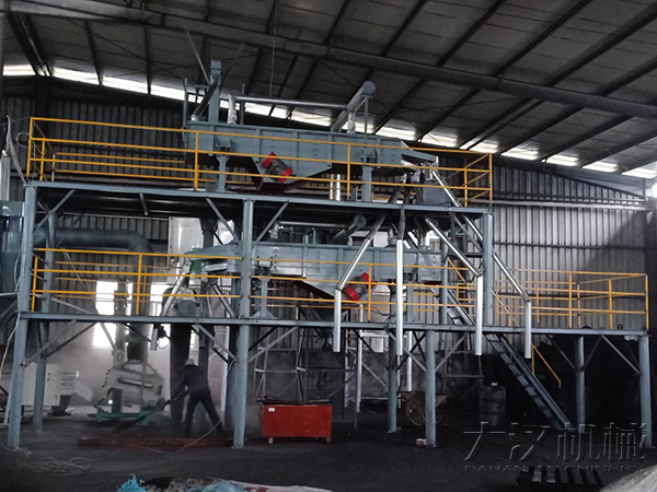 大型直線振動(dòng)篩礦用篩分現(xiàn)場展示。